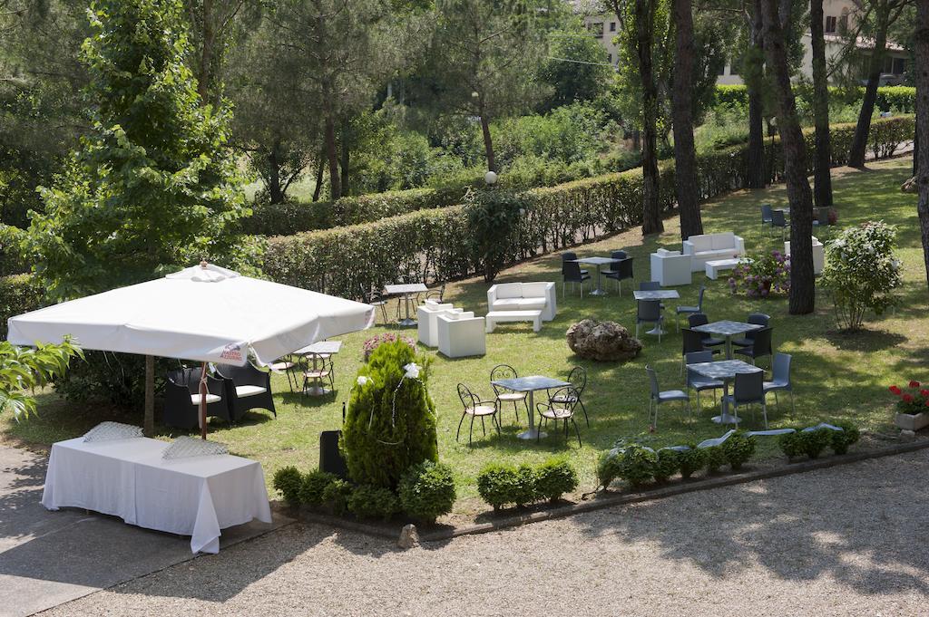 Hotel Ristorante Il Pino Chiusi Exterior photo